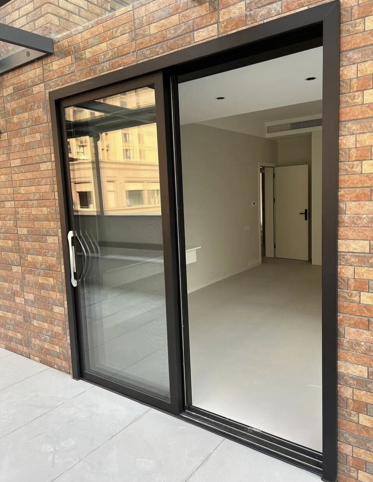 Modern Minimalist Residential Exterior Black Slim Frame Windproof &amp; Waterproof Aluminum Sliding Door