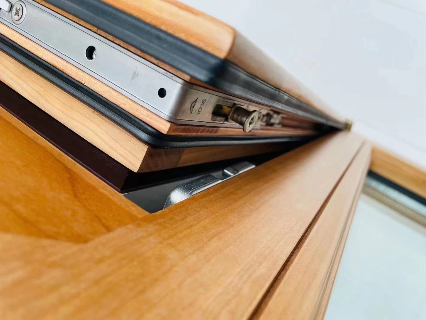 Hardware and Sealing View