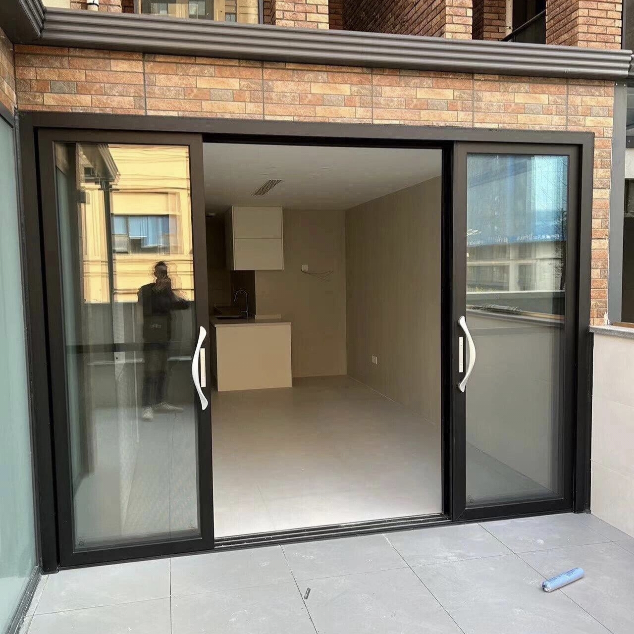 Modern Minimalist Residential Exterior Black Slim Frame Windproof &amp; Waterproof Aluminum Sliding Door