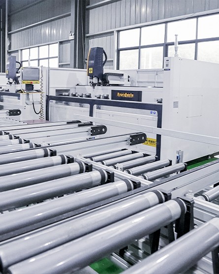 Automated aluminum extrusion cutting center